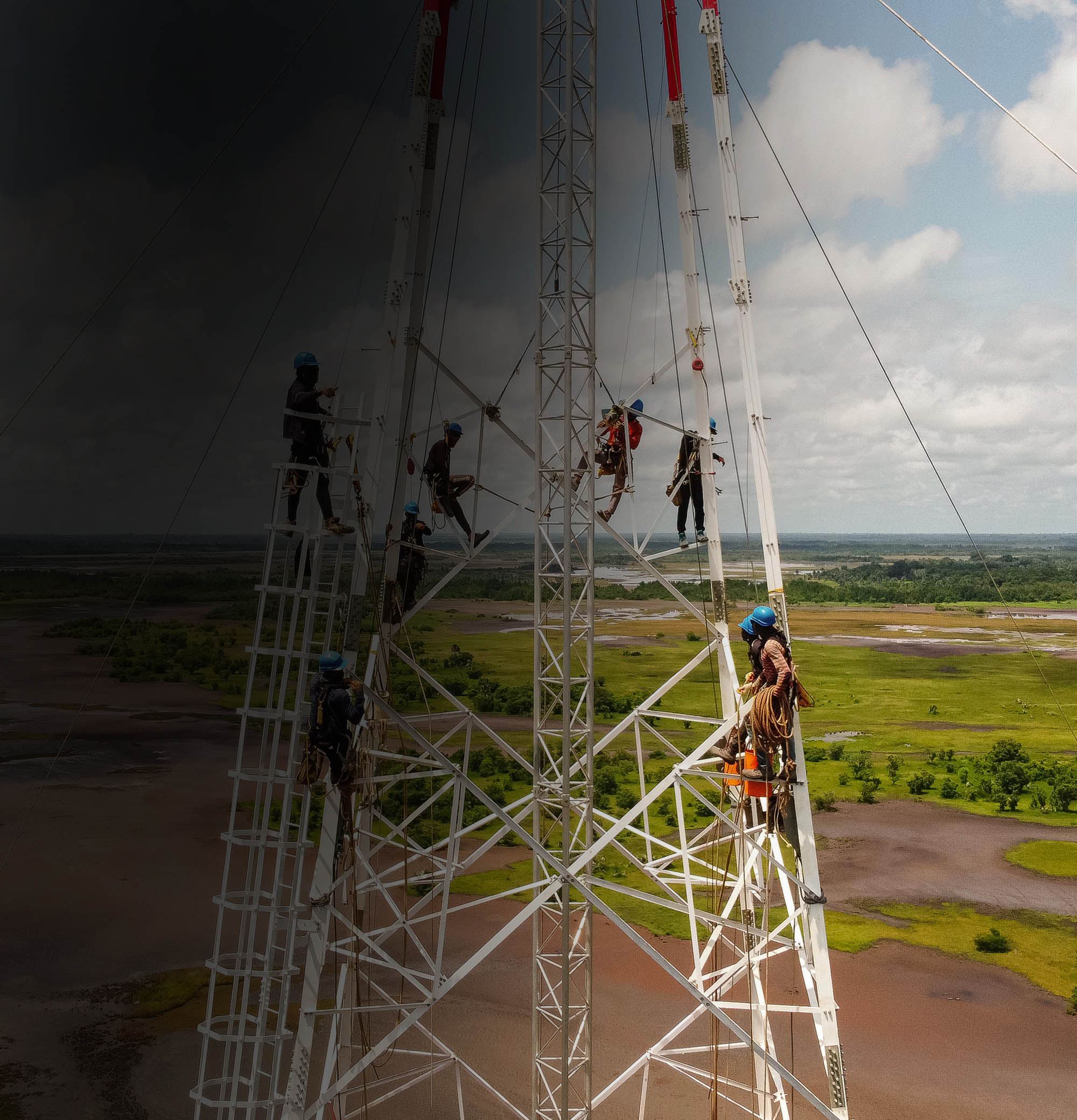 Collaborateurs en opération sur un pylône de ligne à haute tension