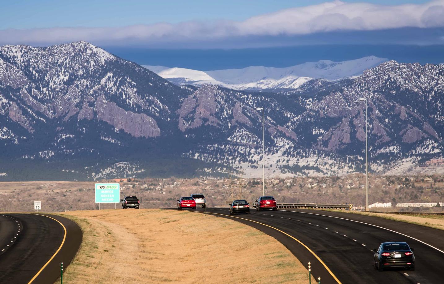 L'autoroute de Denver au pied des montagnes