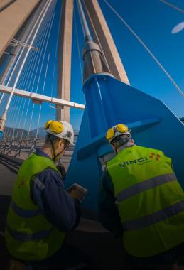 Deux collaborateurs de dos sur un chantier