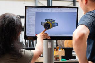 Deux collaborateurs travaillent sur des plans digitaux