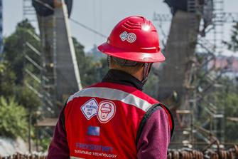 Un collaborateur de dos sur un chantier